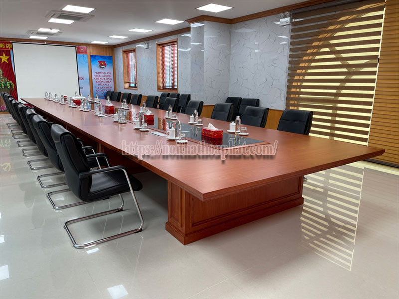 sự sang trọng của bàn họp veneer