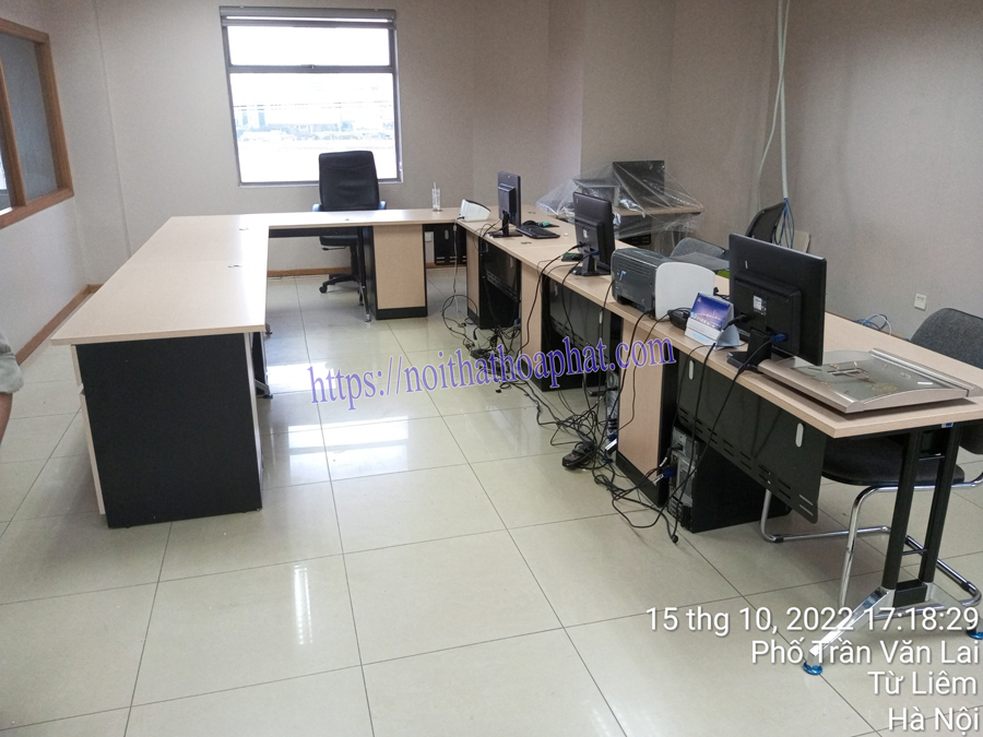 Hình ảnh thực tế bàn văn phòng 1m4 Hòa Phát LE140HLC12 tại Nam Từ Liêm, Hà Nội 
