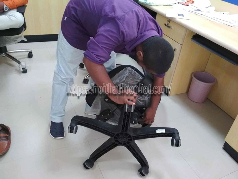 ghế lưới bị kẹt không nâng lên được phải làm sao