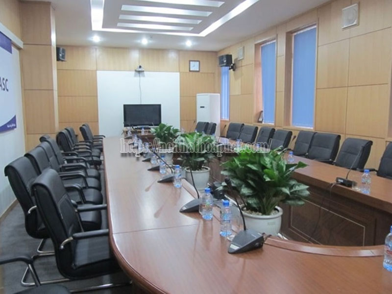 Cách đặt hoa trên bàn họp