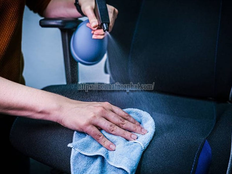 Cách làm sạch ghế da bị mốc