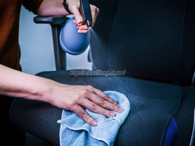 Có nên dùng máy giặt thảm để vệ sinh ghế văn phòng không?