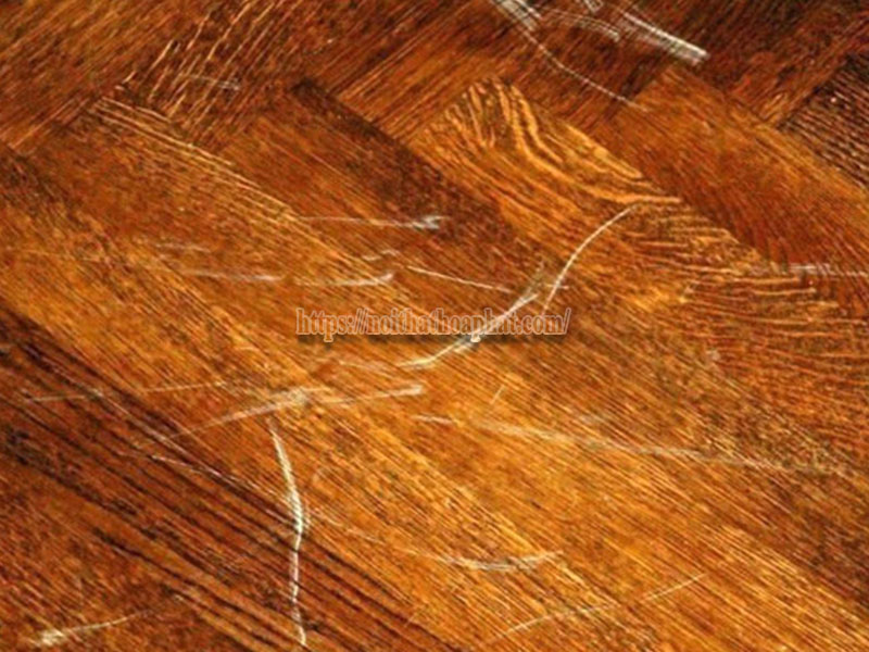 làm mờ vết xước trên bàn họp