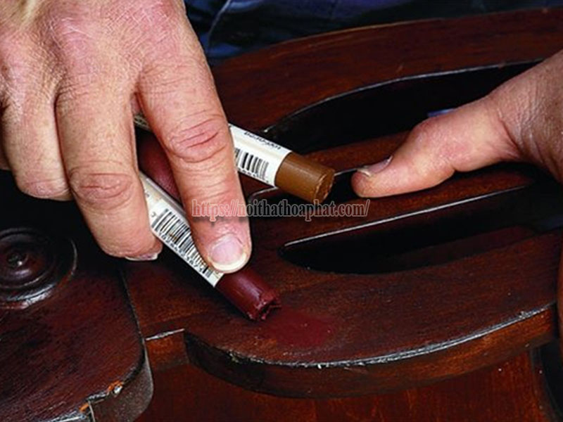 dùng sáp ong sửa vết xước bàn gỗ