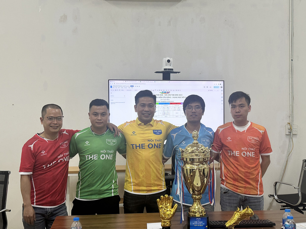Đại diện các đội thi đấu mặc đồng phục chụp ảnh lưu niệm