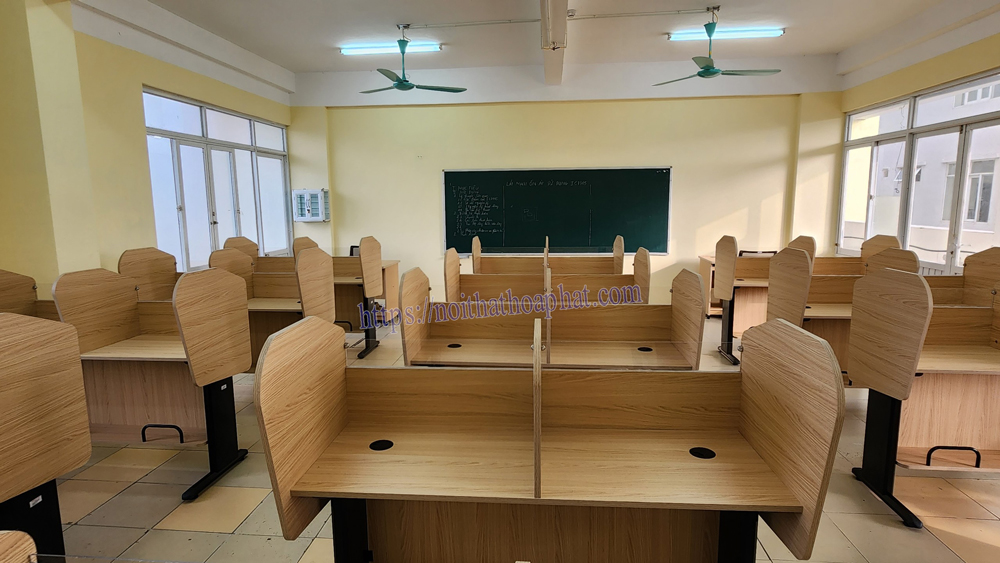 Bàn học ngoại ngữ