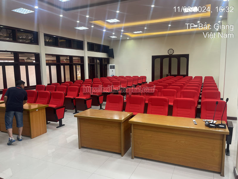 Hướng dẫn chọn ghế hội trường phù hợp cho hội nghị-2