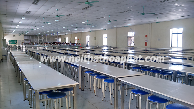 Bàn ăn có móc treo ghế thực tế