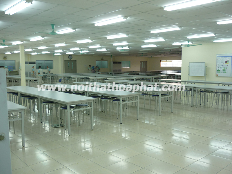 Hình ảnh Bàn ăn có móc treo ghế thực tế