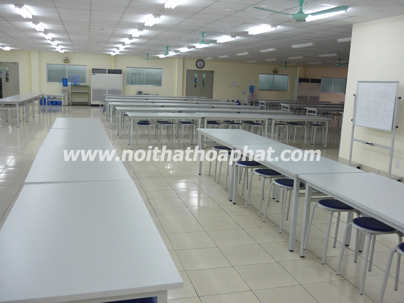 Hình ảnh Bàn ăn có móc treo ghế thực tế