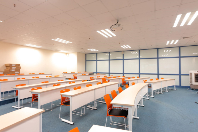 Hệ thống bàn cong tại thư viện Đại học Kinh tế Quốc dân
