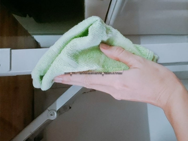 cách bảo quản bàn họp chân sắt