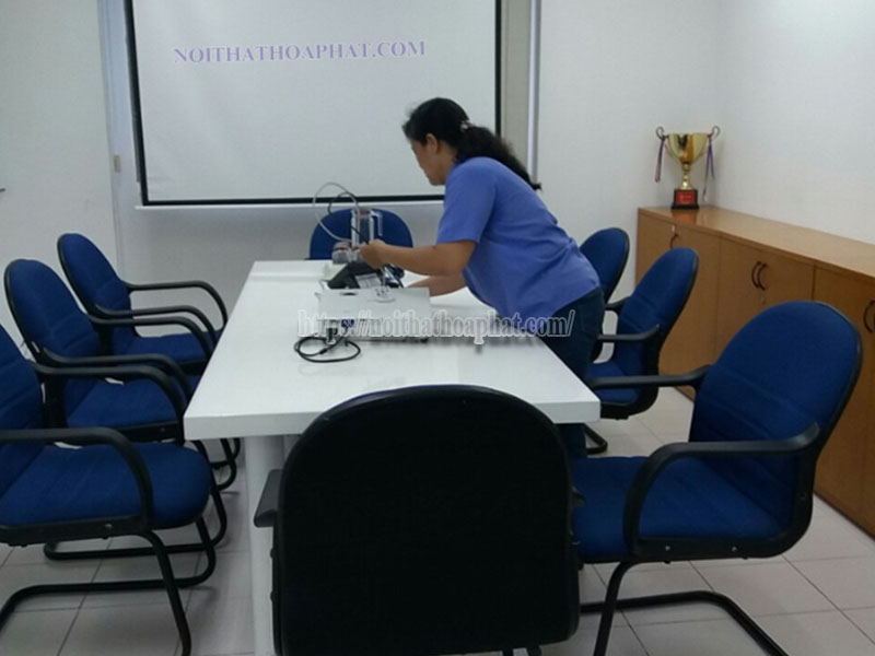 xử lý vết gỉ trên chân bàn kim loại