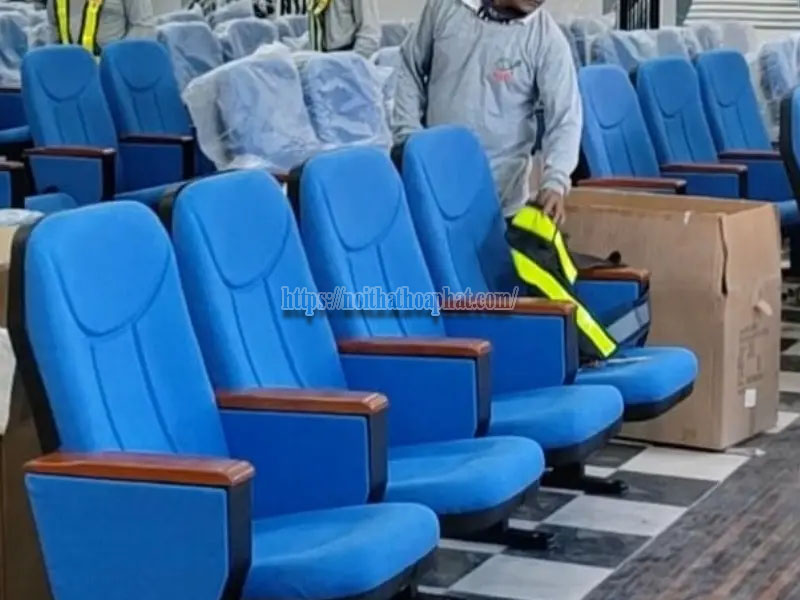 Ghế hội trường có bàn viết cho hội nghị cấp cao