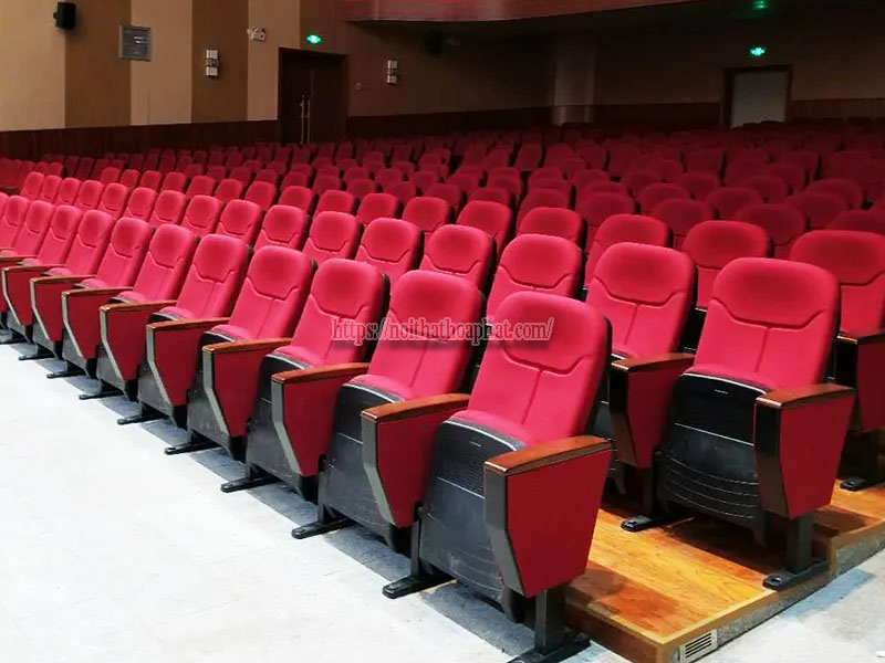 Ghế hội trường có sẵn không hay phải đặt theo yêu cầu
