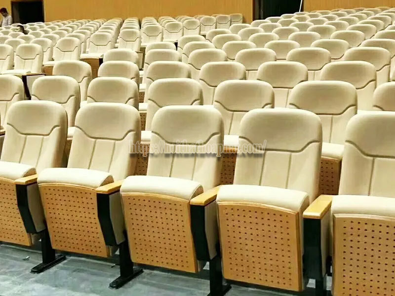 Nên Mua Ghế Hội Trường Nhập Khẩu Hay Nội Địa