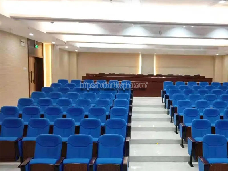 So sánh giá ghế hội trường nhập khẩu và nội địa: Lựa chọn nào tối ưu cho dự án của bạn?
