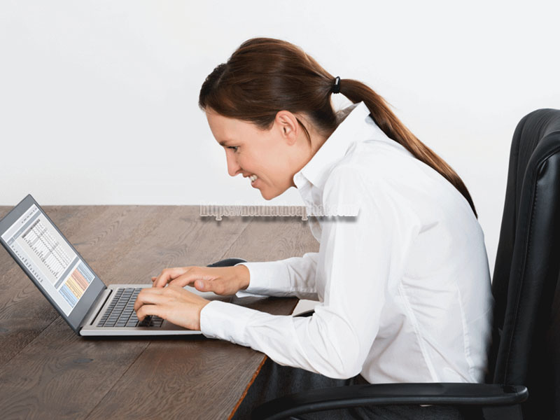 Tư thế ngồi làm việc đúng trên ghế văn phòng