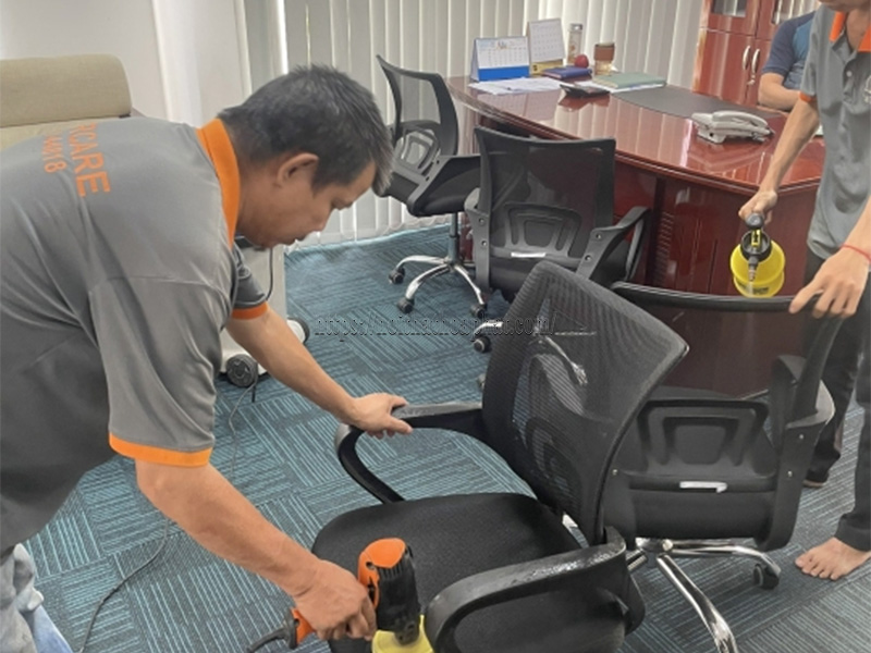 mẹo tẩy vết bẩn trên ghế lưới