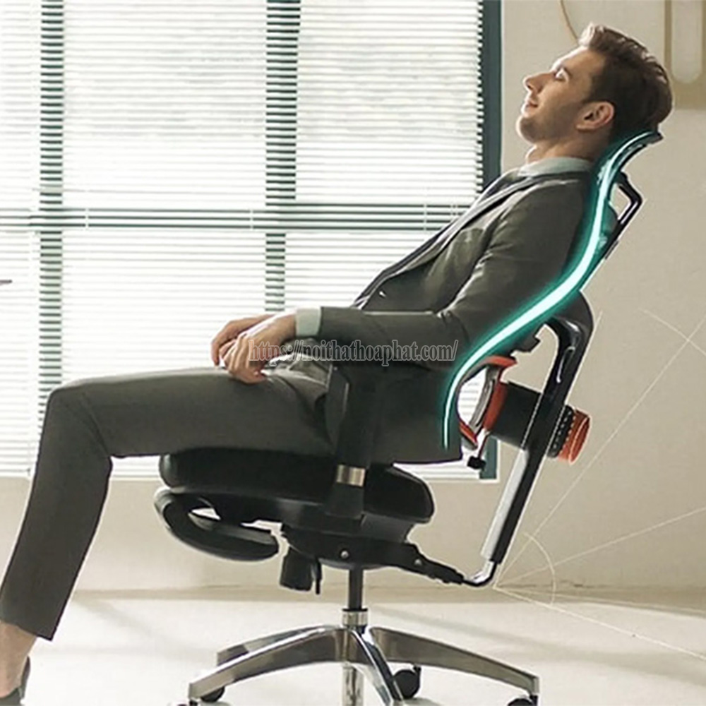 Tựa lưng hoàn toàn vào mặt lưới (Tận dụng độ đàn hồi)