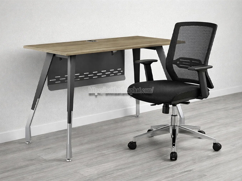 bàn chân sắt kèm ghế lưới