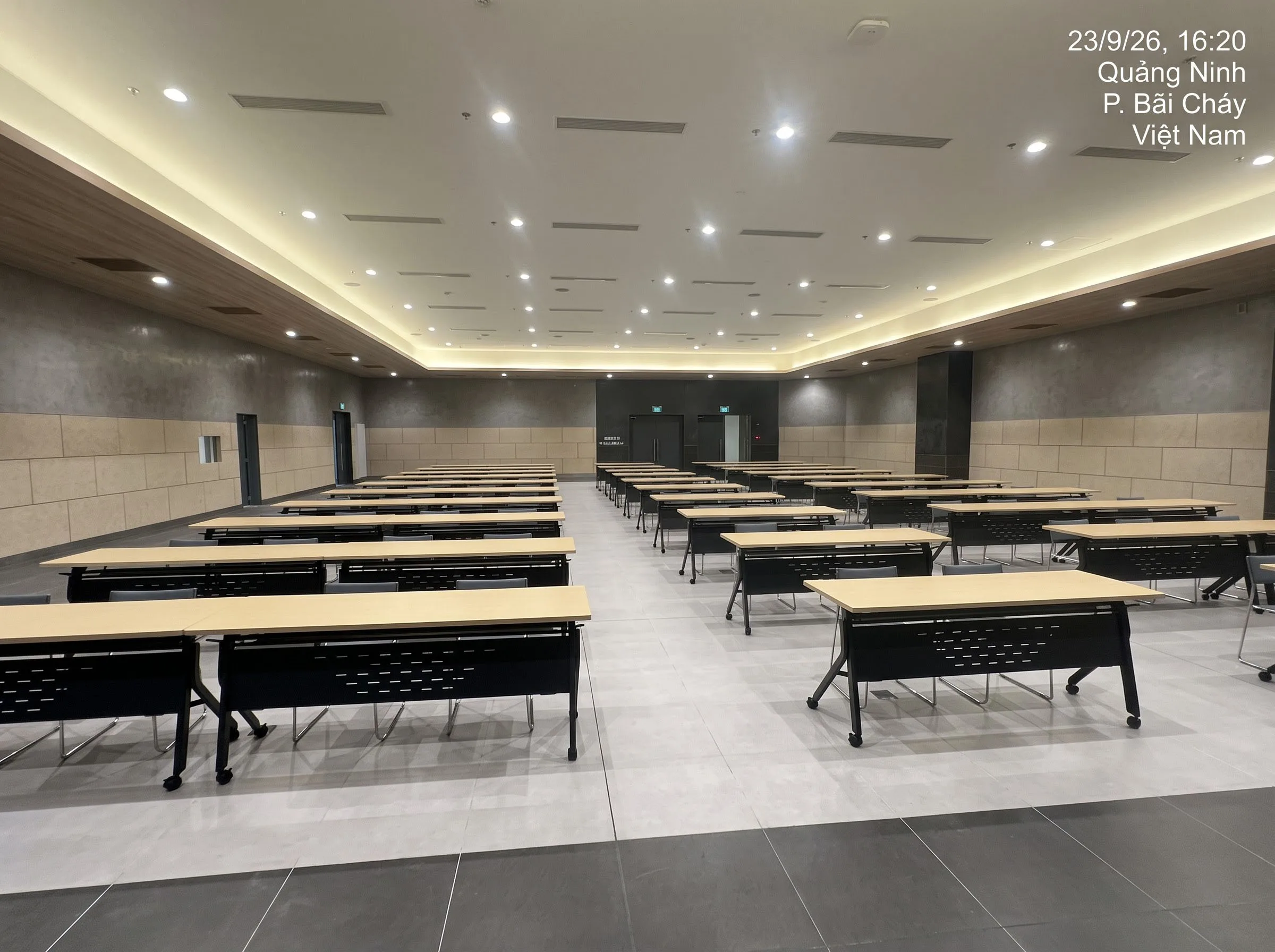 trải nghiệm sử dụng bàn hòa phát