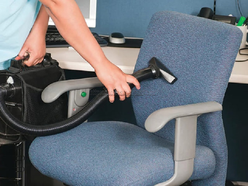 vệ sinh bánh xe ghế xoay