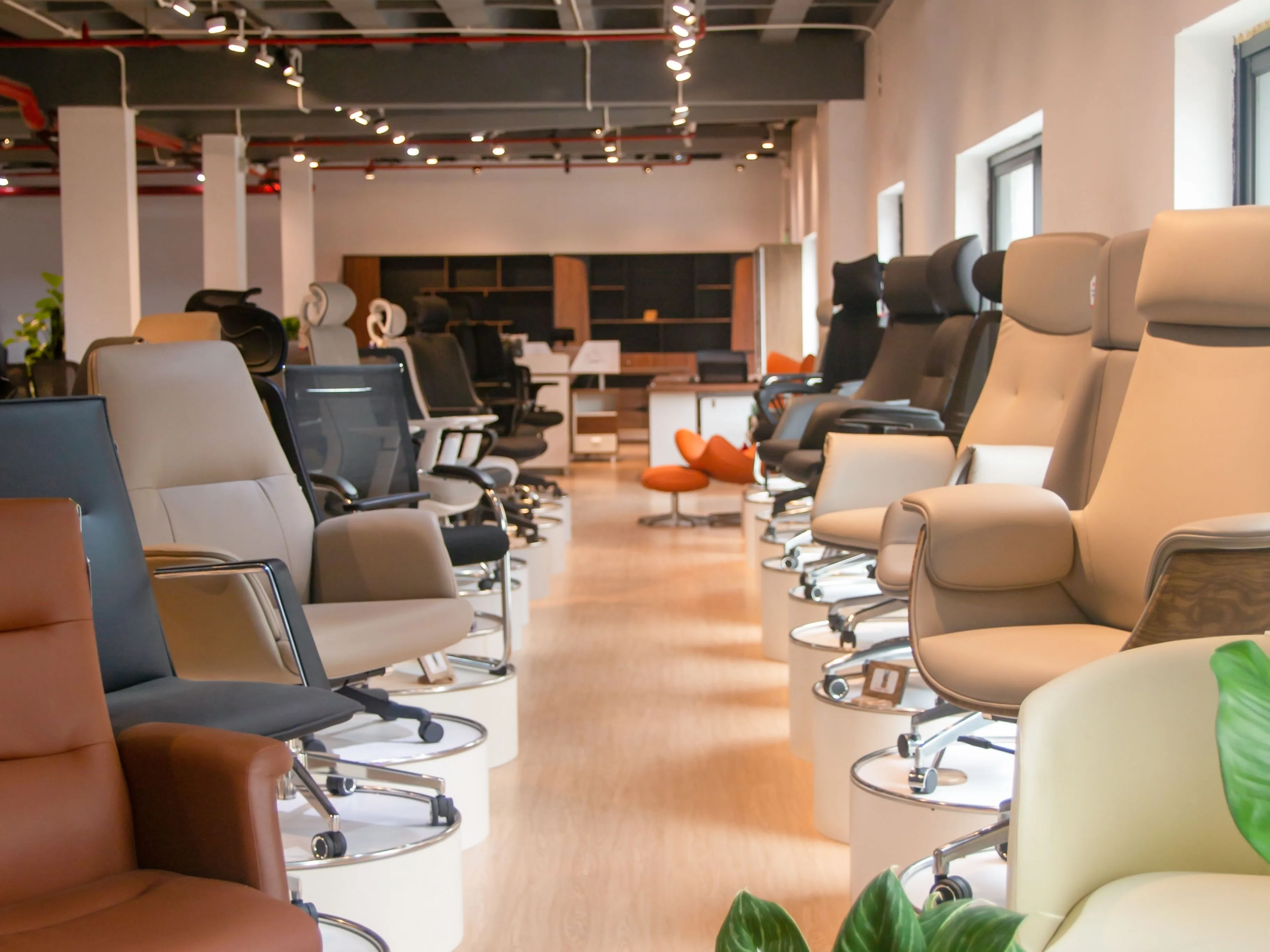 showroom bàn giám đốc nhập khẩu phật sơn
