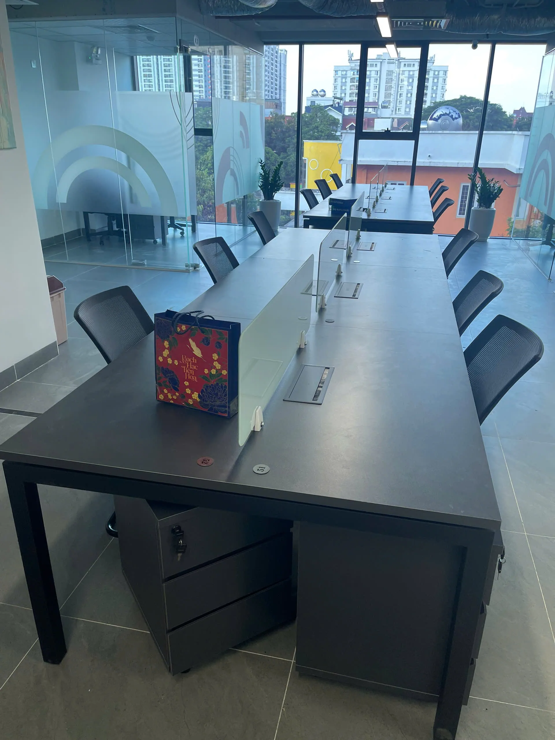 Khách hàng thử nghiệm ghế giám đốc nhập khẩu tại showroom 352 Giải Phóng