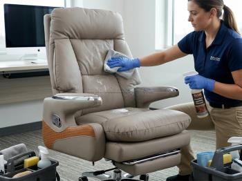 Cách vệ sinh ghế xoay lưới và ghế da: Sạch tinh tươm cho ngày làm việc hứng khởi