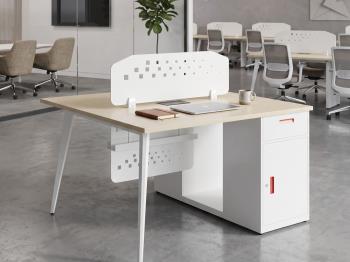 Có Nên Đến Showroom Xem Bàn Nhân Viên Trực Tiếp Trước Khi Mua Không?