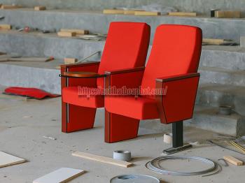Giá ghế hội trường có bàn viết có đắt không?