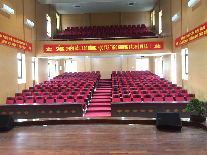 Hình ảnh thực tế bàn hội trường gỗ công nghiệp tại công trình chúng tôi đã thi công